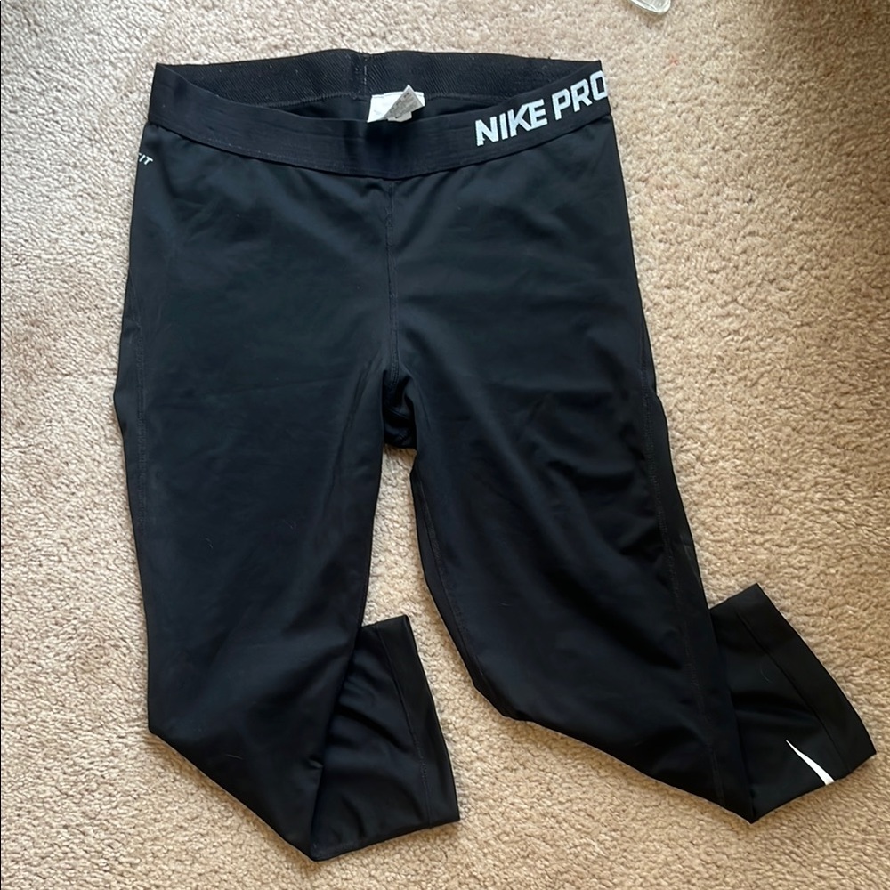 Black Nike pro crops